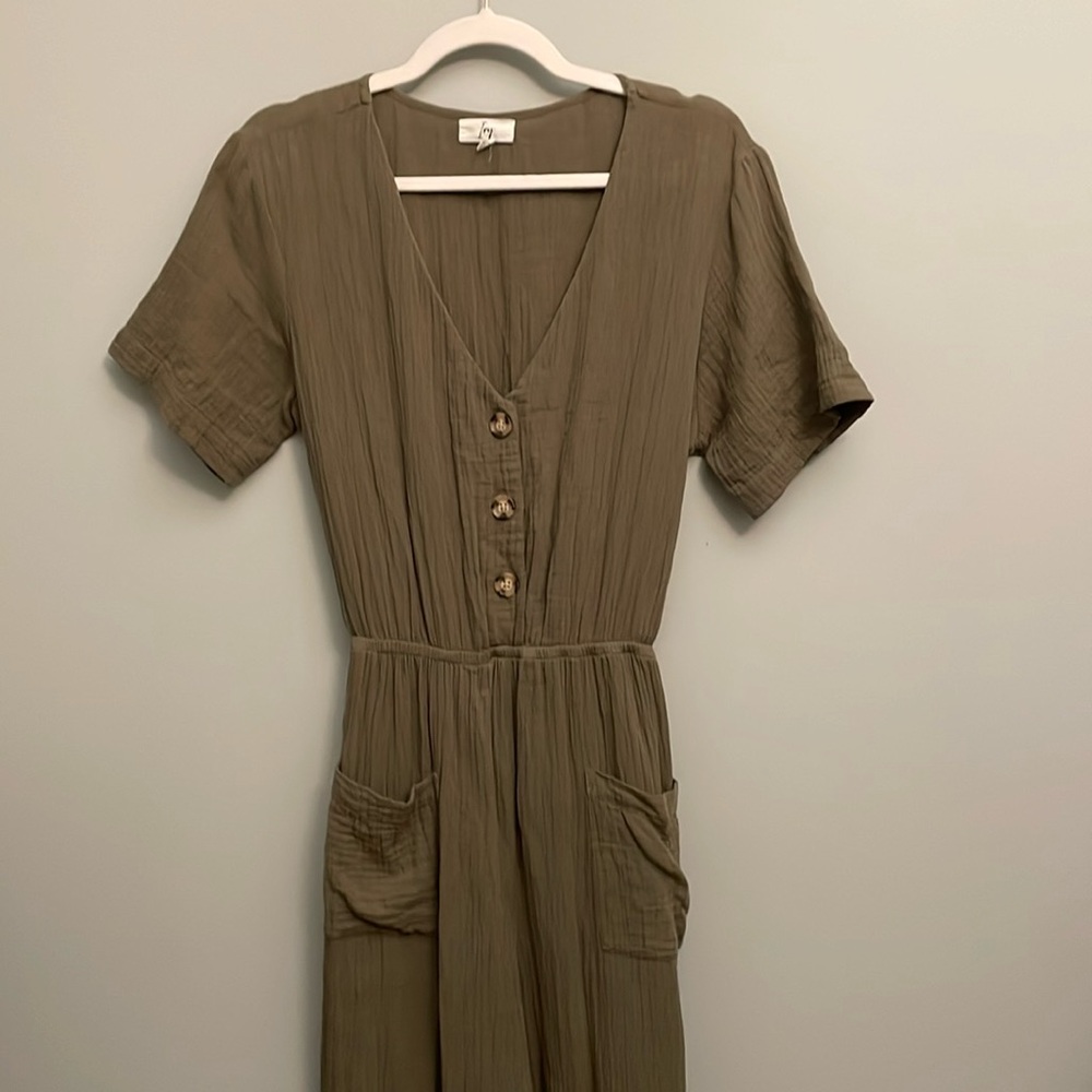 Awesome jumpsuit by the brand Ivy. NWOT.